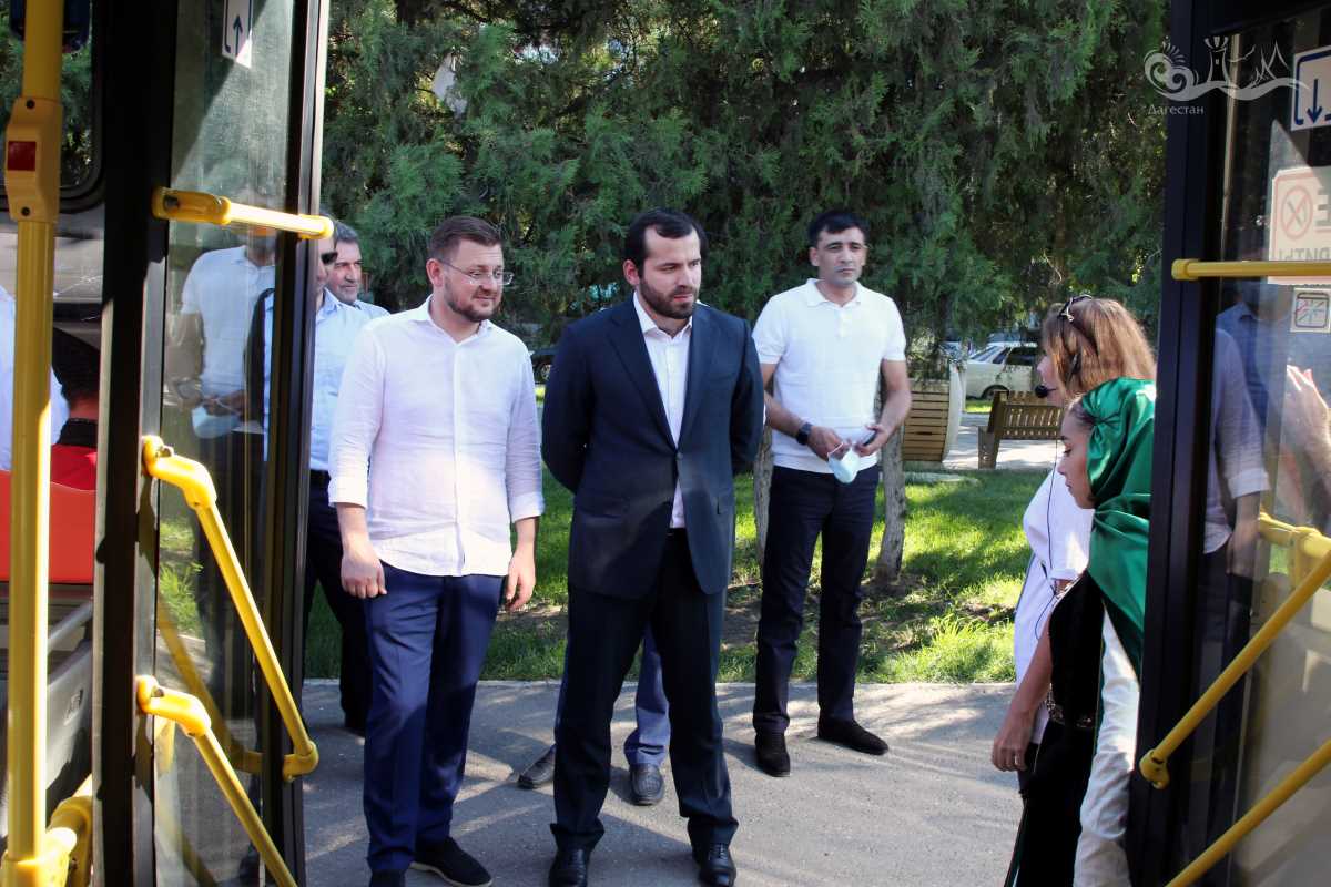 В Махачкале начал курсировать экскурсионный троллейбус