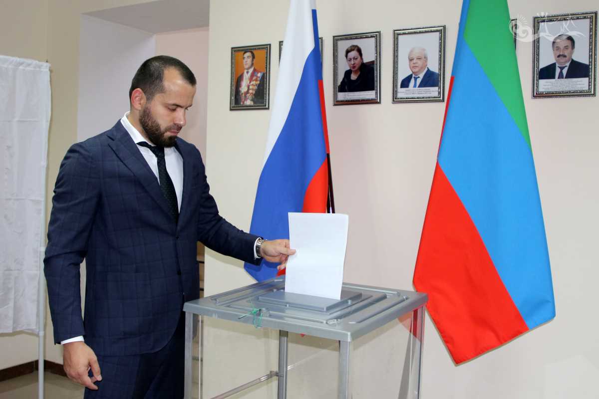 Эмин Мерданов проголосовал на выборах в Госдуму РФ