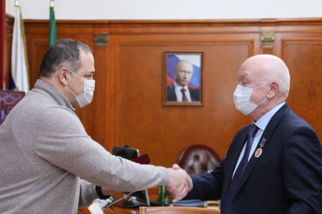 Сергей Меликов вручил орден «За заслуги перед Республикой Дагестан» Бексултану Бексултанову