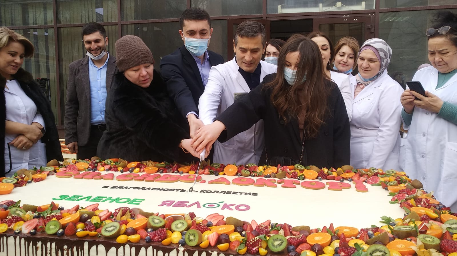 Медработникам «красной зоны» Махачкалинской горбольницы подарили огромный торт «Спасибо, доктор!»