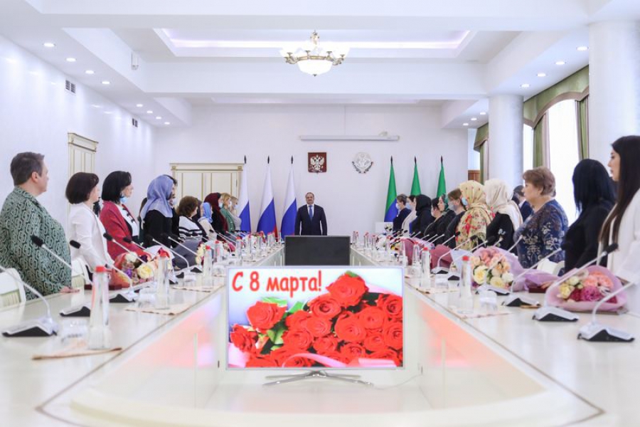 Сергей Меликов вручил государственные награды дагестанкам