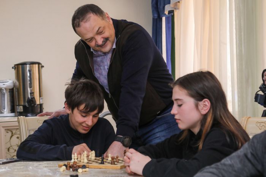 Сергей Меликов посетил школу-интернат для детей-сирот в Махачкале