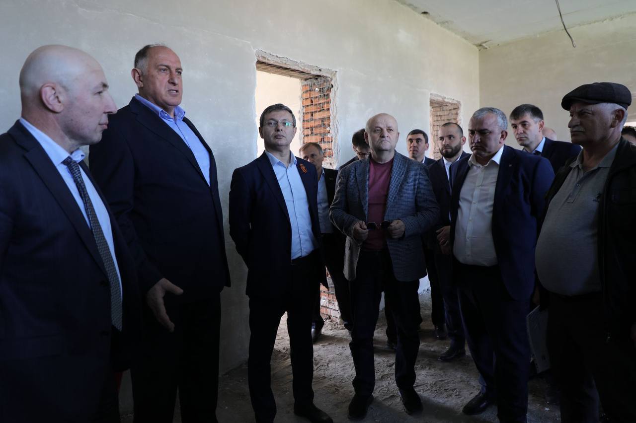 Председатель Правительства РД Абдулмуслим Абдулмуслимов с рабочим визитом сегодня прибыл в Казбековский район.