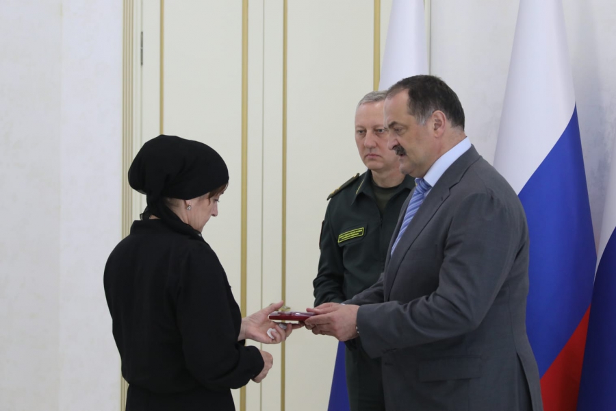 В Дагестане семьям погибших при исполнении воинского долга росгвардейцев передали государственные награды