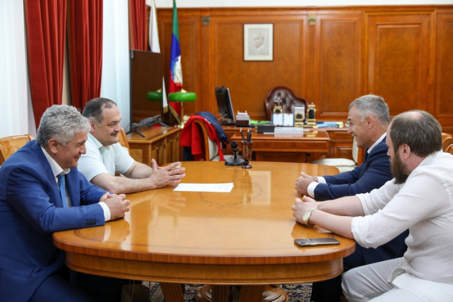 Глава Дагестана Сергей Меликов встретился с известным советским самбистом Владимиром Япринцевым