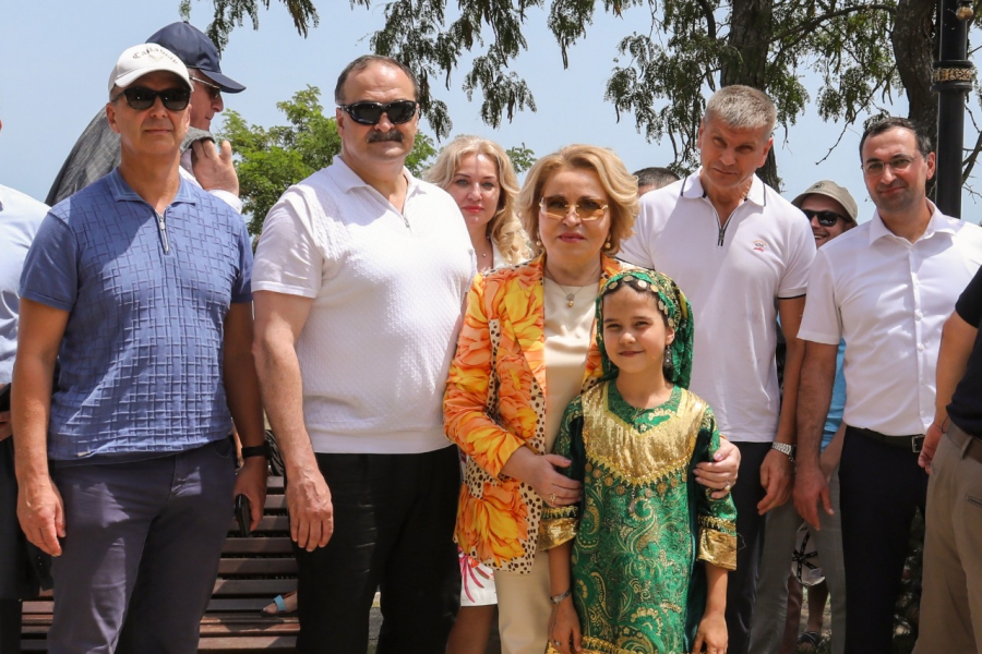 Валентине Матвиенко презентовали работы дагестанских мастеров и подарили традиционный платок