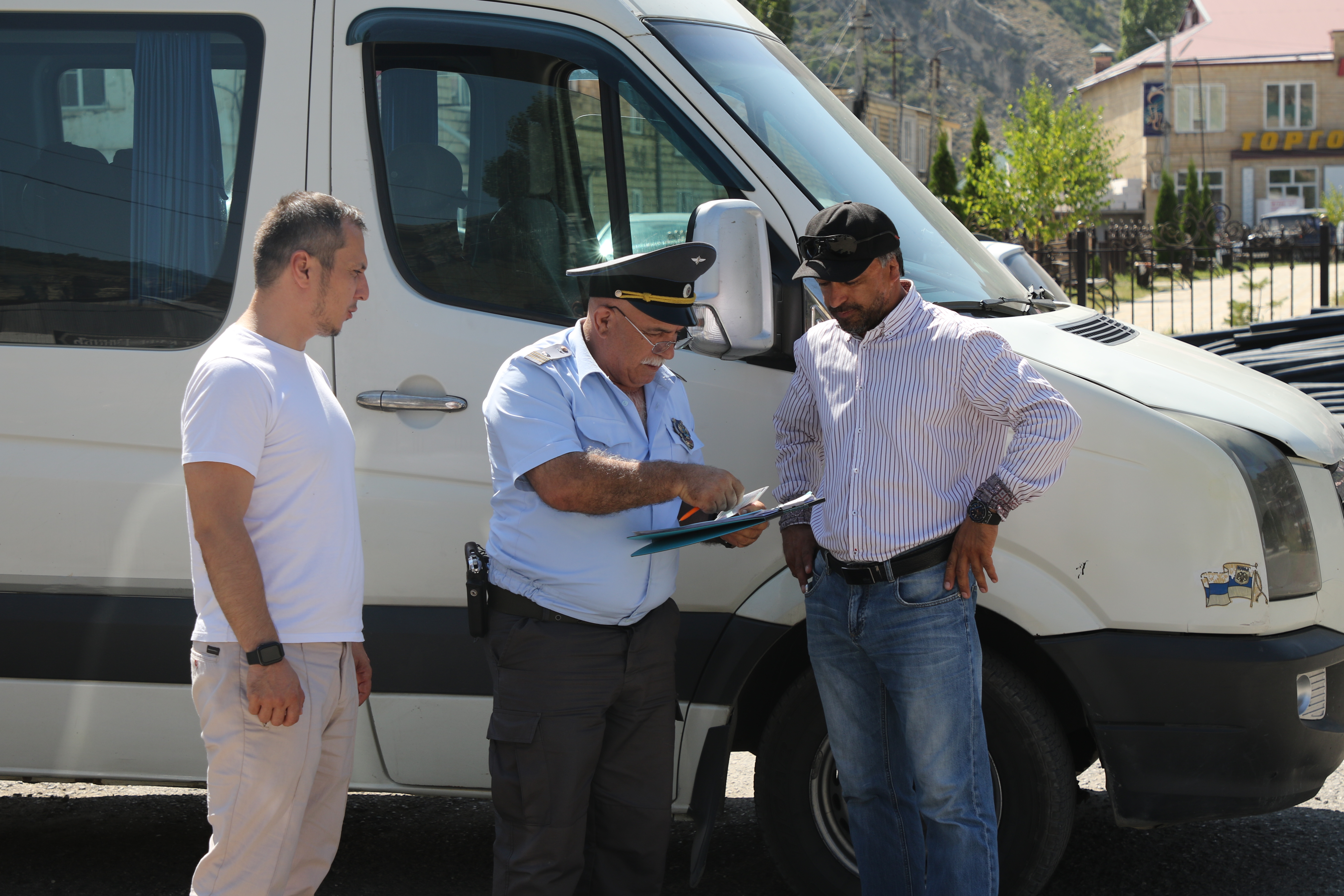 В Гунибском районе автоинспекторы проверили водителей, перевозящих туристов