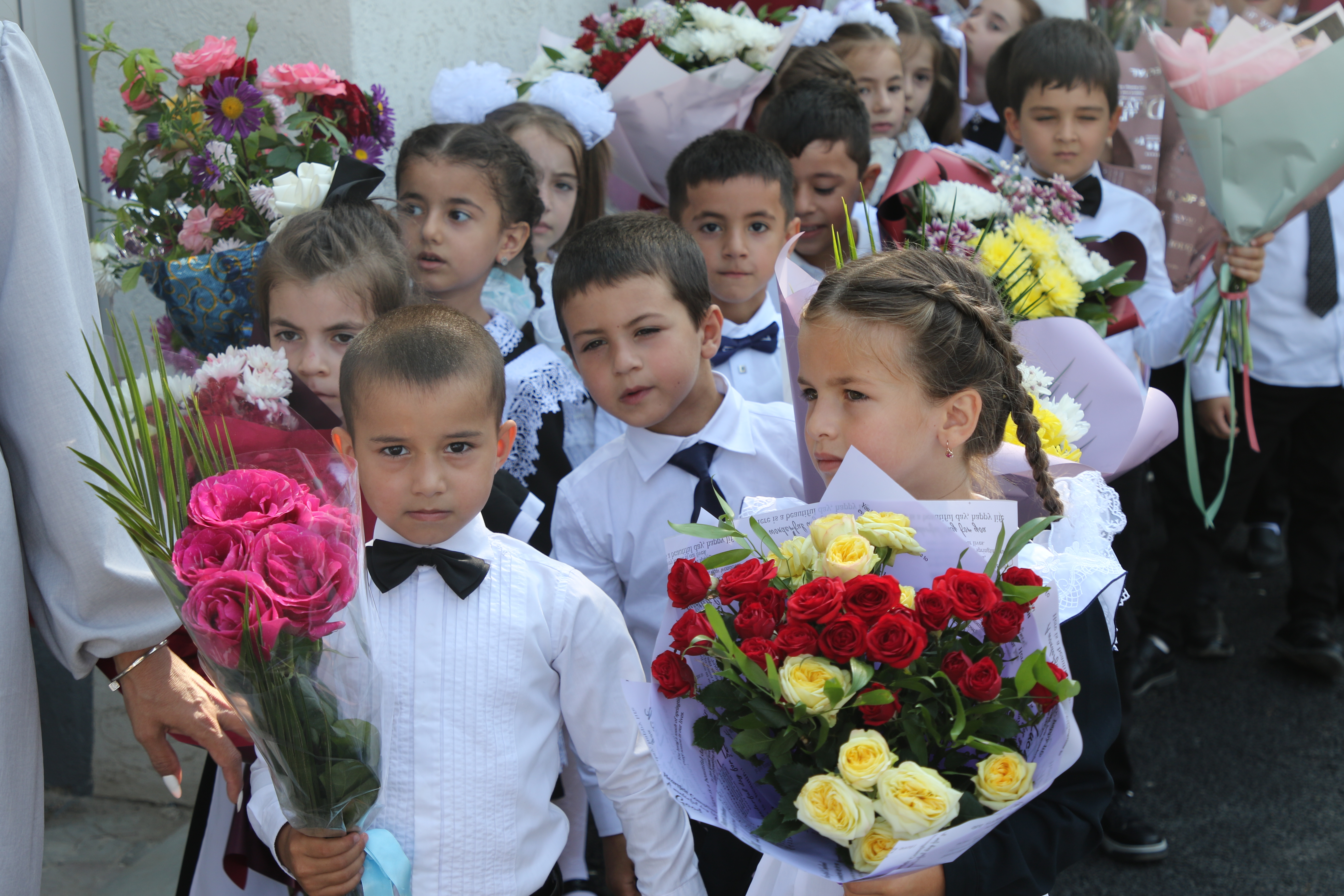 Эмин Мерданов поздравил школьников Дербентского района с Днём знаний