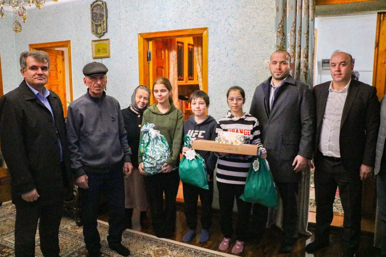 Эмин Мерданов поздравил детей участников СВО с Новым годом