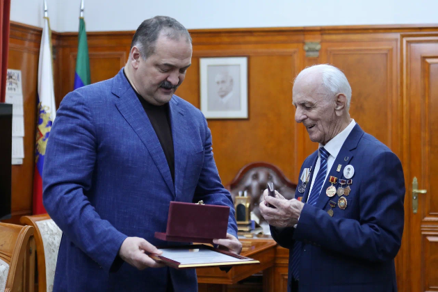 Сергей Меликов встретился с двумя отличившимся дагестанцами – врачом Багавдином Ахмедовым и поэтом Сажидином Саидгасановым