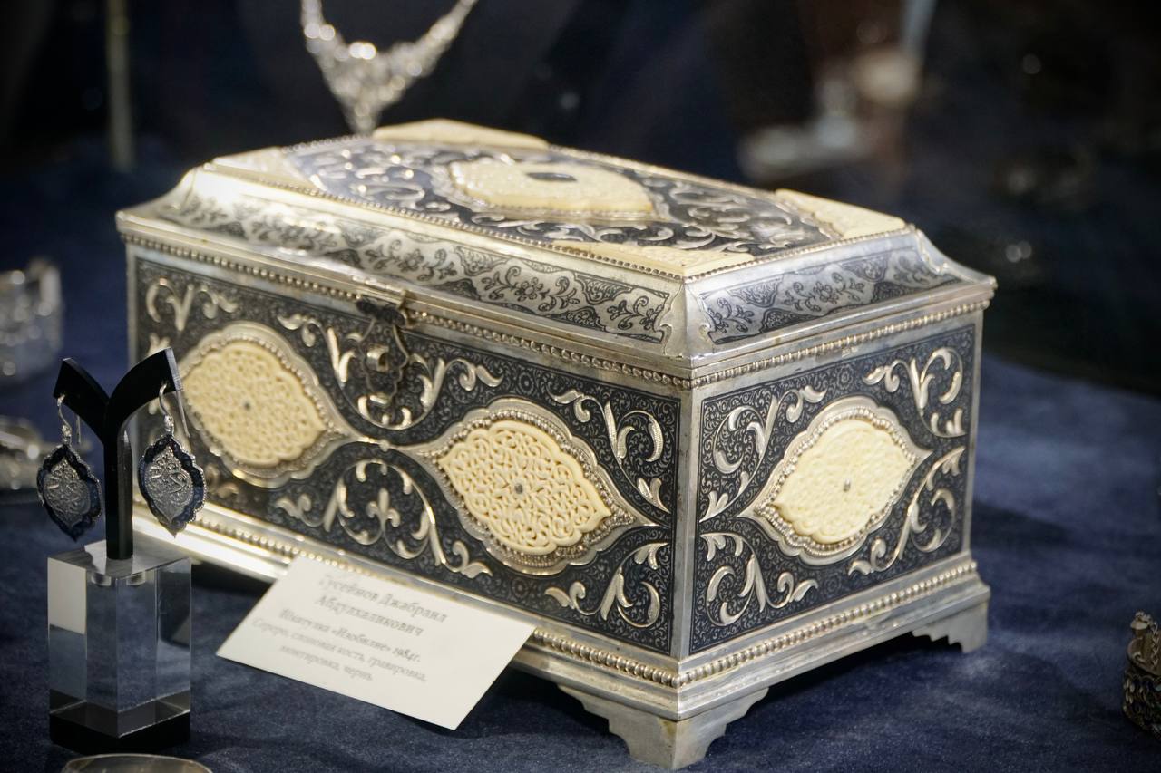 В Махачкале открылась персональная выставка Джабраила Гусейнова