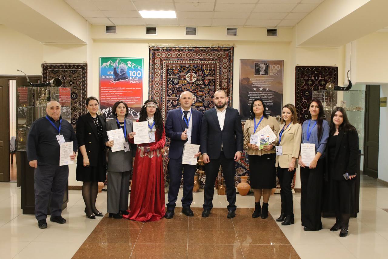 Экскурсоводам (гидам) Дагестана вручили аттестаты и нагрудные идентификационные карточки