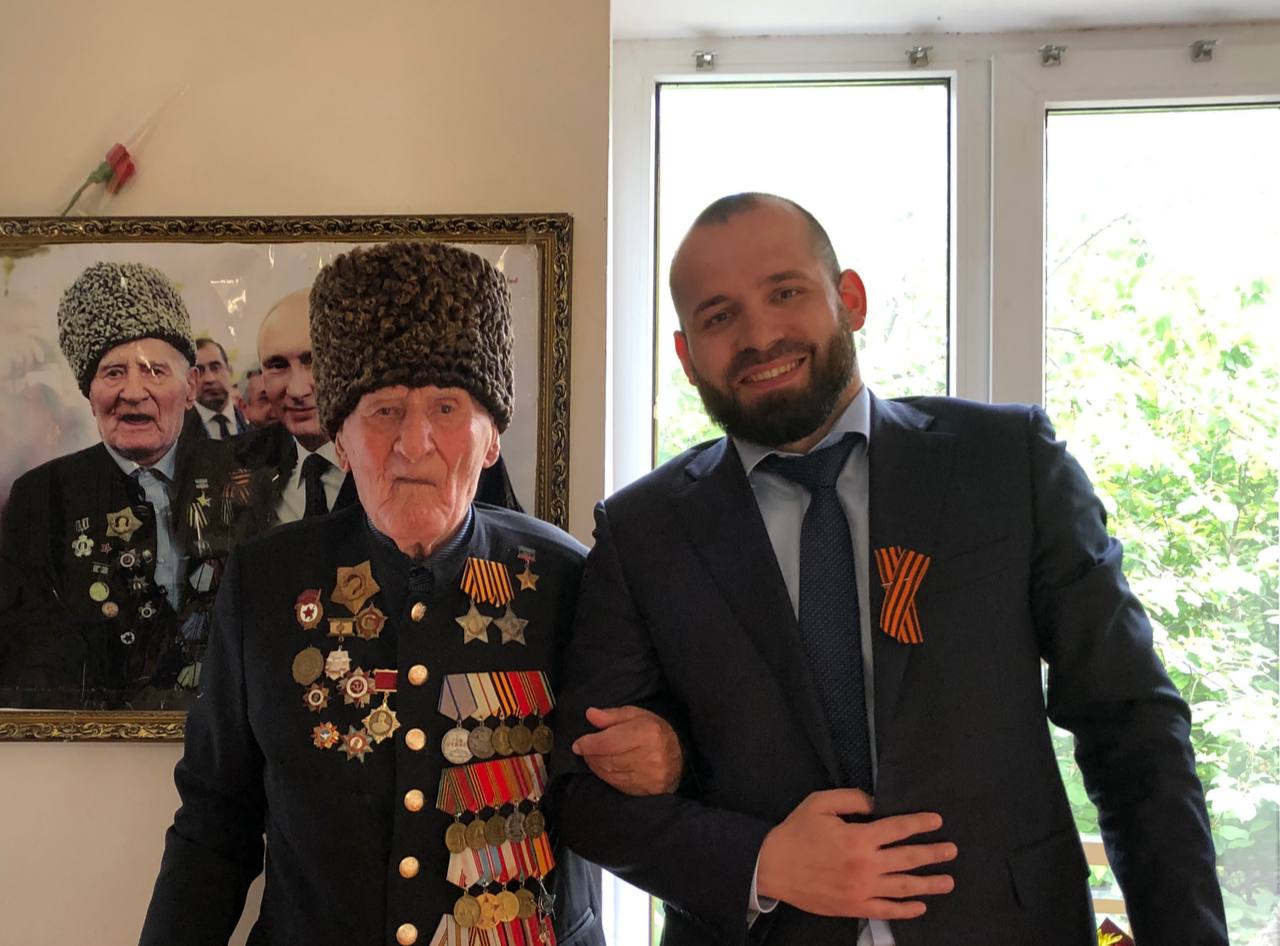 Эмин Мерданов поздравил ветерана Великой Отечественной войны Ибрагимпашу Садыкова с Днем Победы