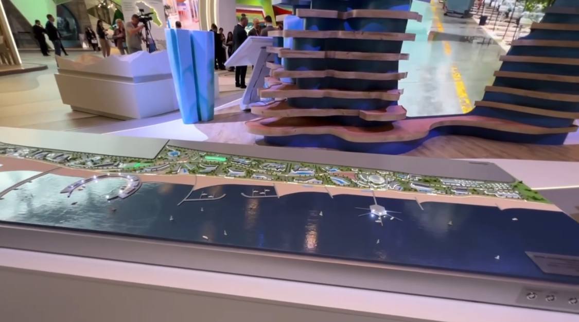 На стенде АО «Кавказ.РФ» представлен макет всесезонного туристско-рекреационного комплекса «Каспийский прибрежный кластер».