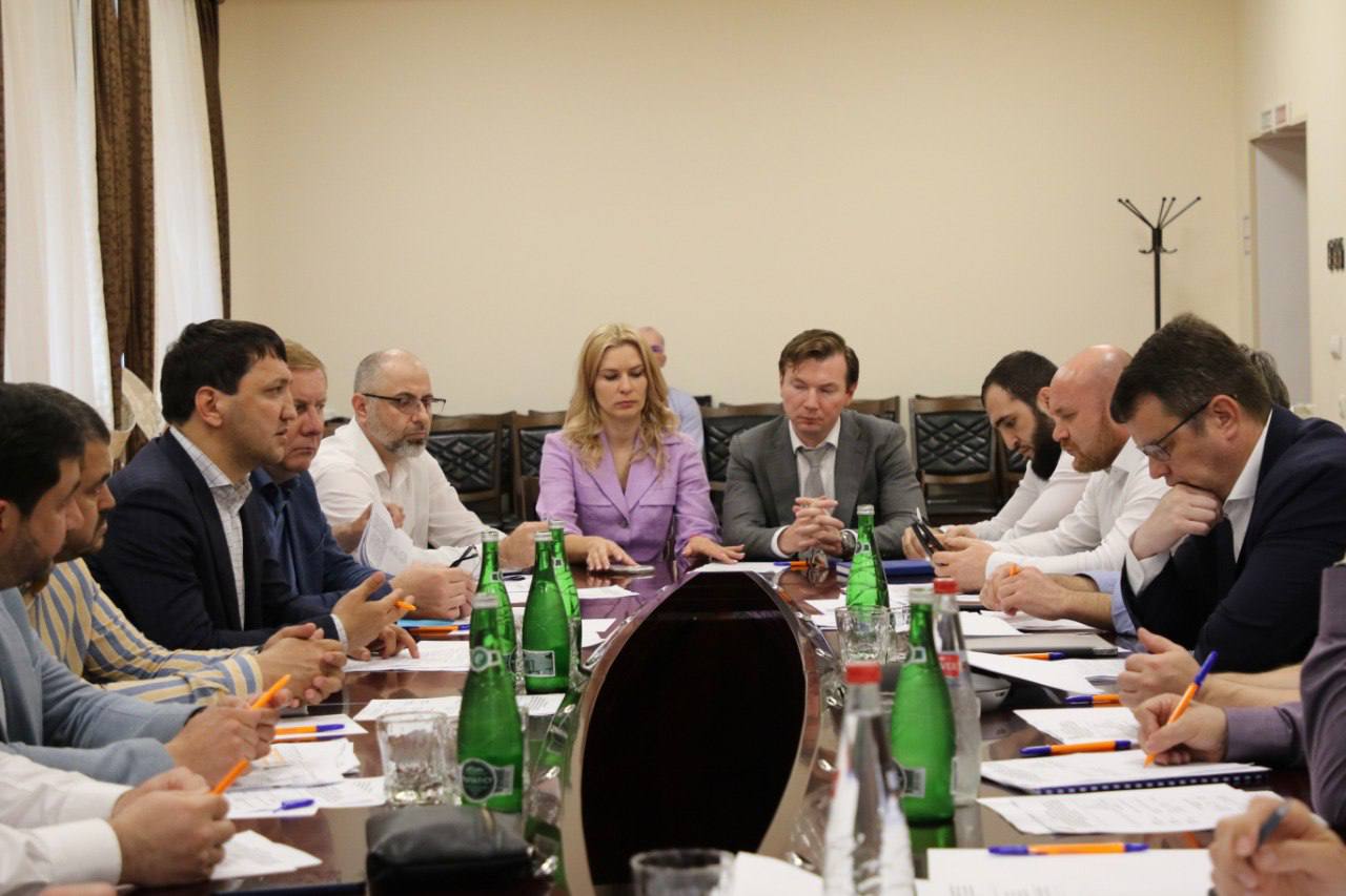 Развитие Каспийского прибрежного кластера обсудили в Минтуризме РД