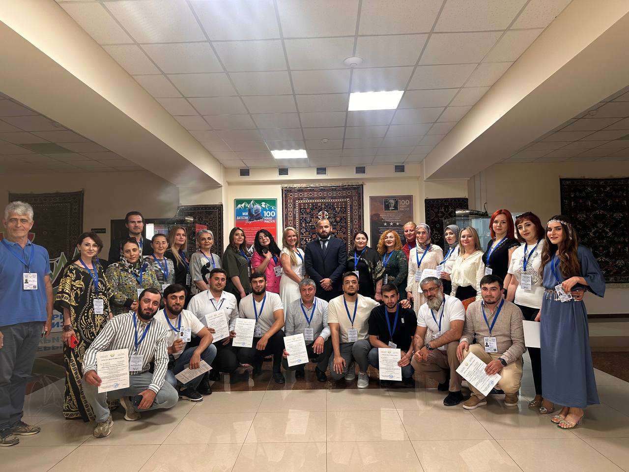 Экскурсоводам (гидам) Дагестана вручили аттестаты и нагрудные идентификационные карточки