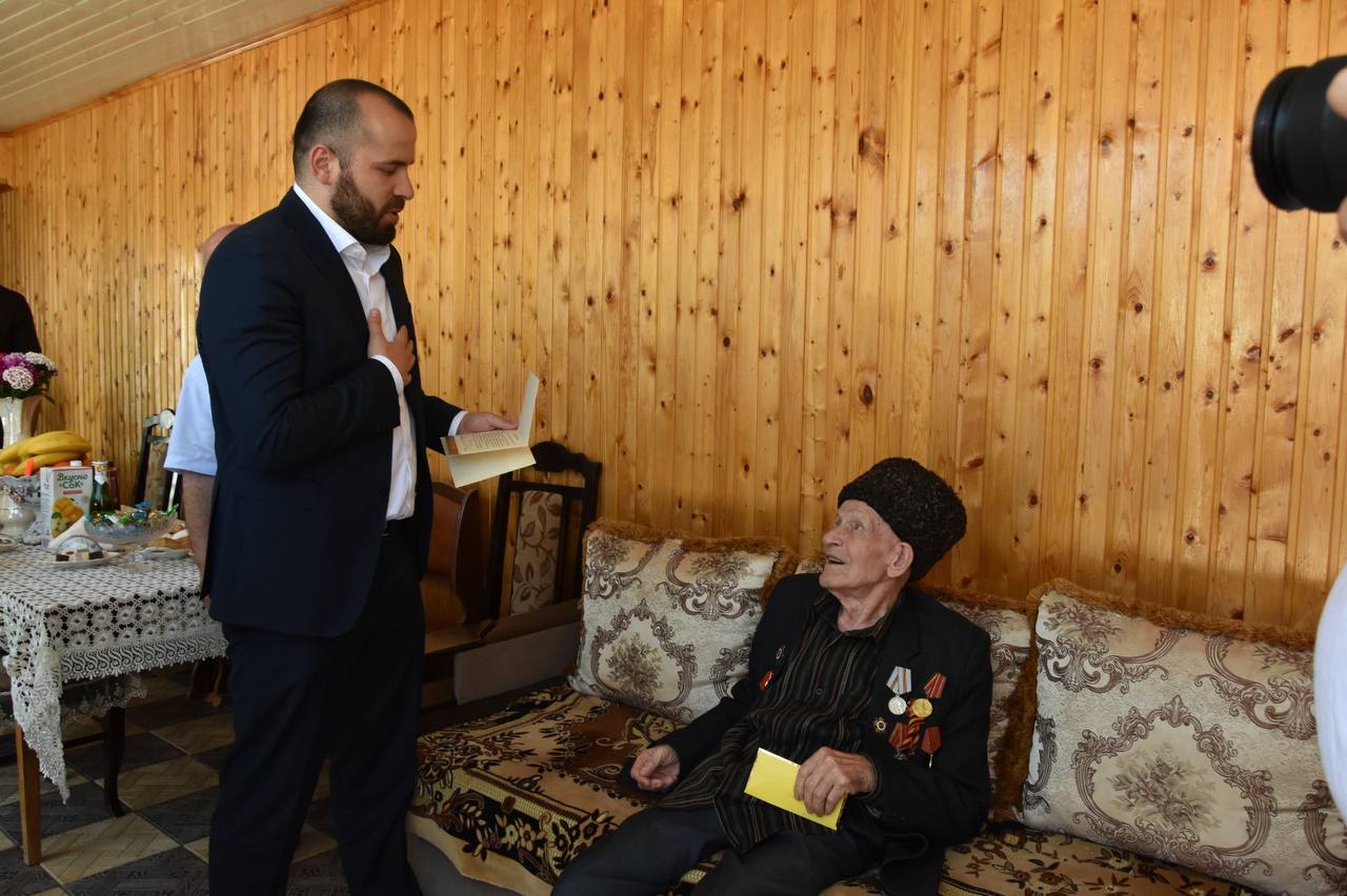 Эмин Мерданов поздравил ветерана ВОВ Тилпара Саидова с 99-летием
