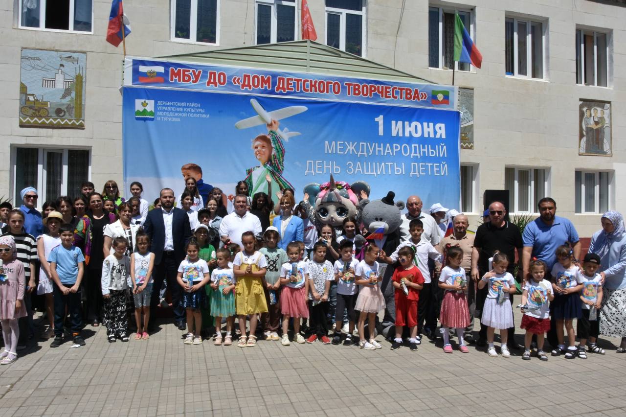 Эмин Мерданов поздравил детей Дербентского района с праздником