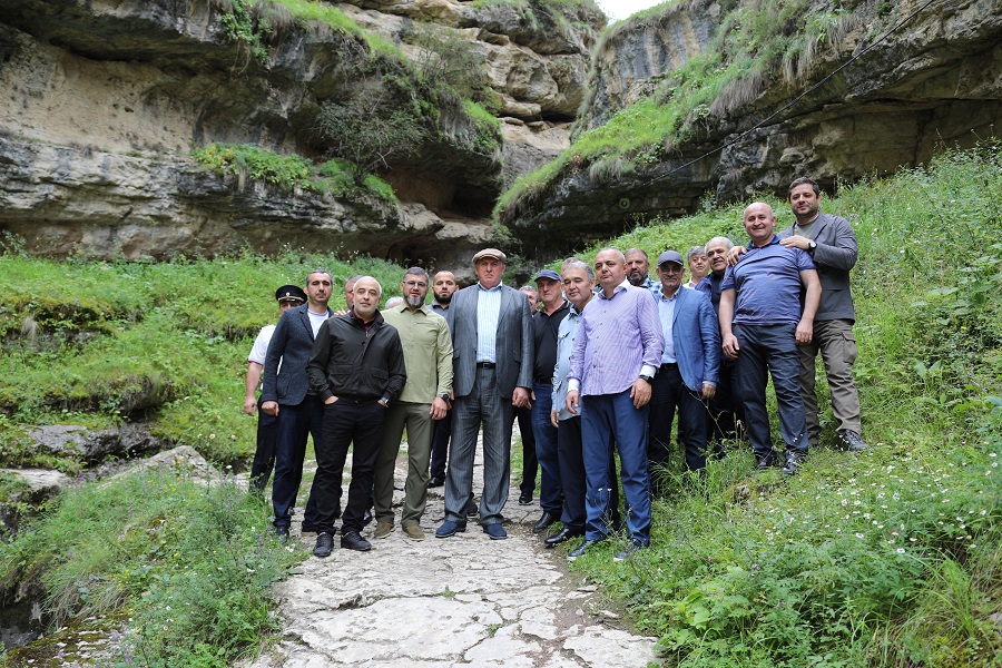 Абдулмуслим Абдулмуслимов проверил состояние территории вблизи Салтинского водопада