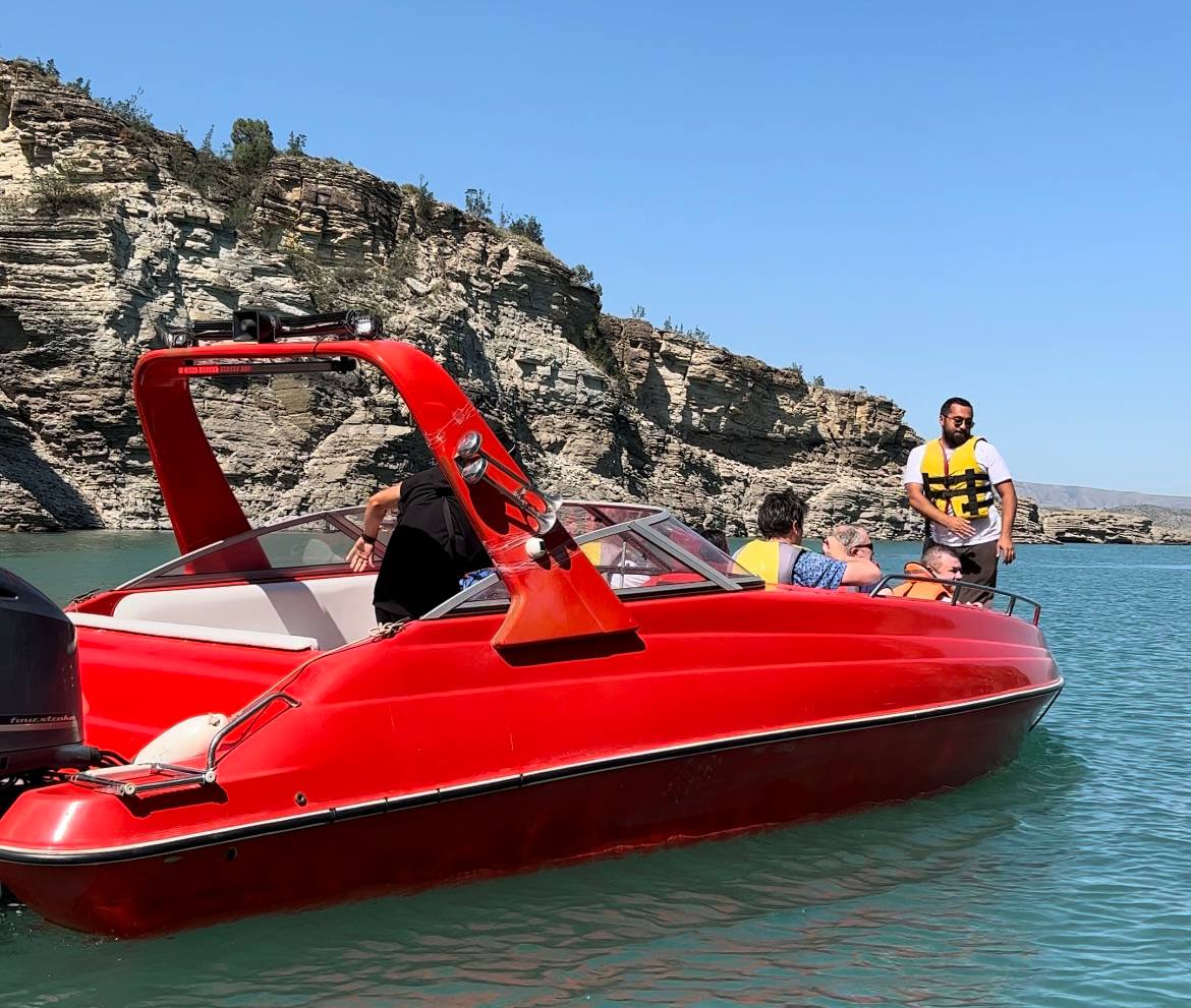 Водная прогулка по Чиркейскому водохранилищу была организована для участников конференции Ассоциации Туроператоров по сельскому туризму