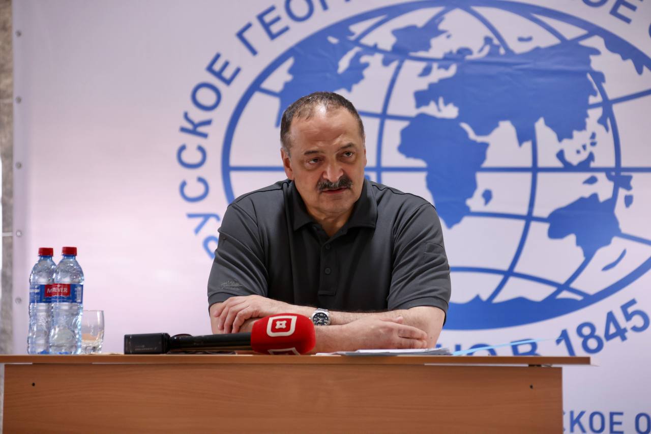 Сергей Меликов провёл на острове Чечень заседание Попечительского совета отделения Русского географического общества в Дагестане.