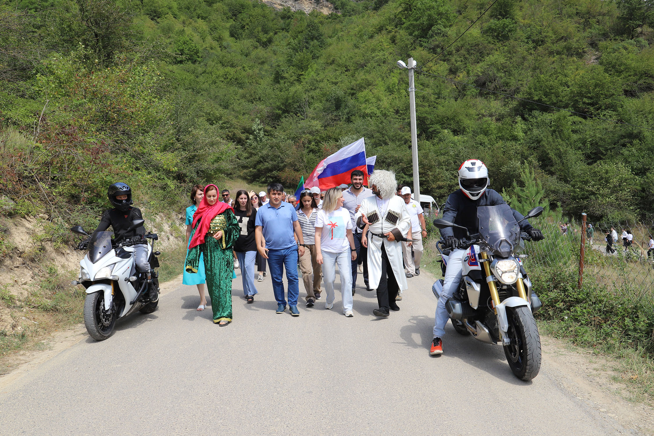 В Табасаранском районе прошёл пеший поход ко Дню Российского флага