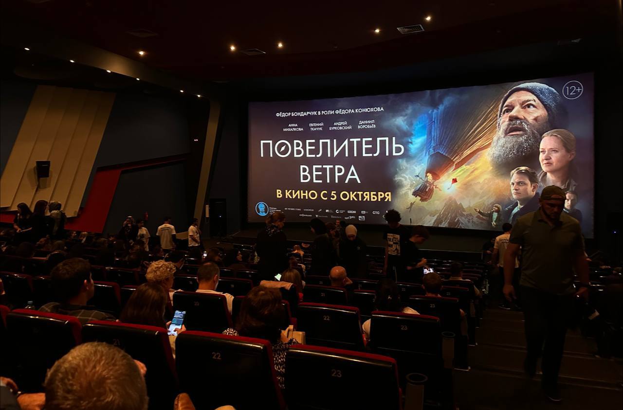 Министр по туризму и НХП РД Эмин Мерданов поприветствовал всех на премьере фильма «Повелитель ветра» в Махачкале