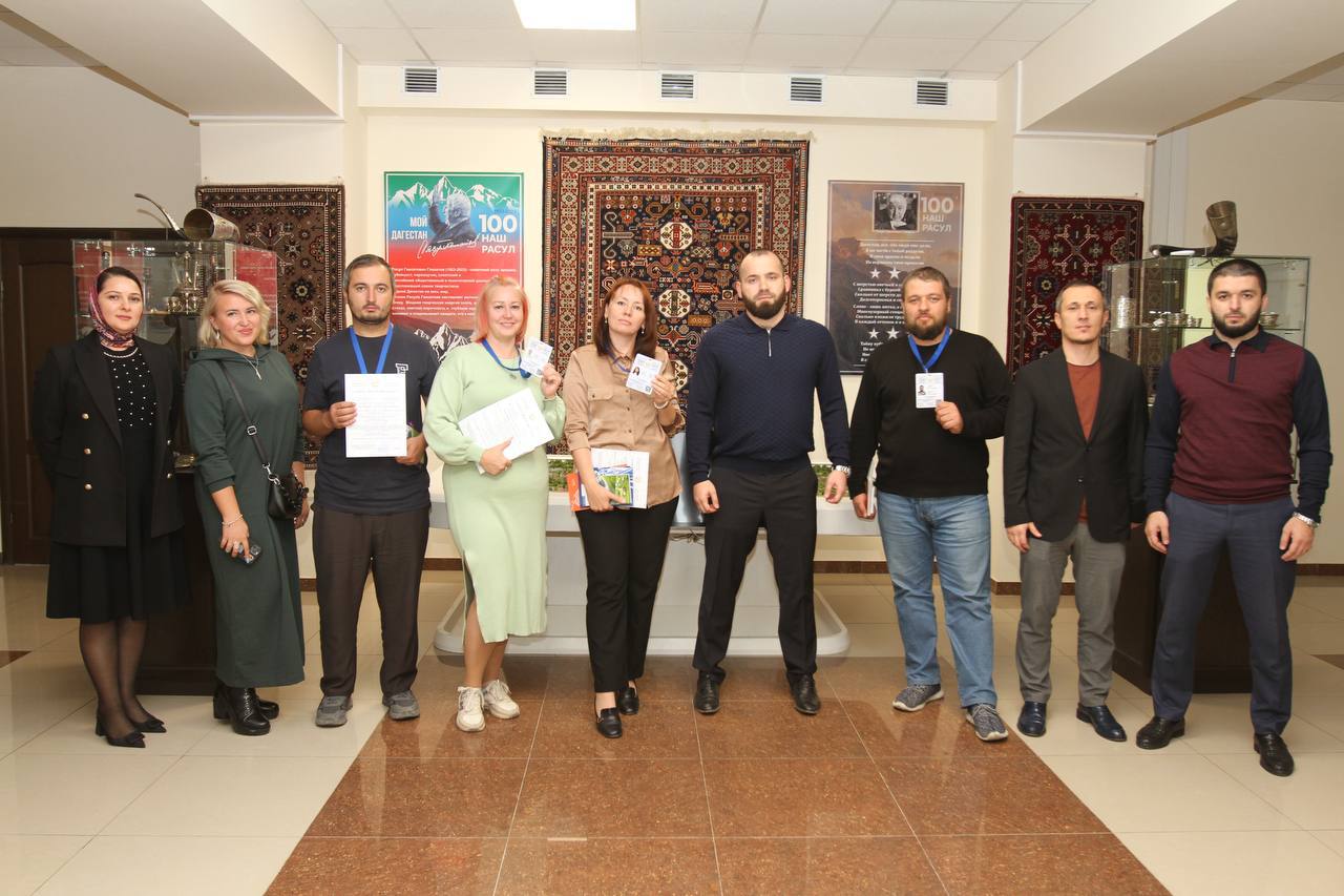 Экскурсоводам (гидам) Дагестана вручили аттестаты и нагрудные идентификационные карточки