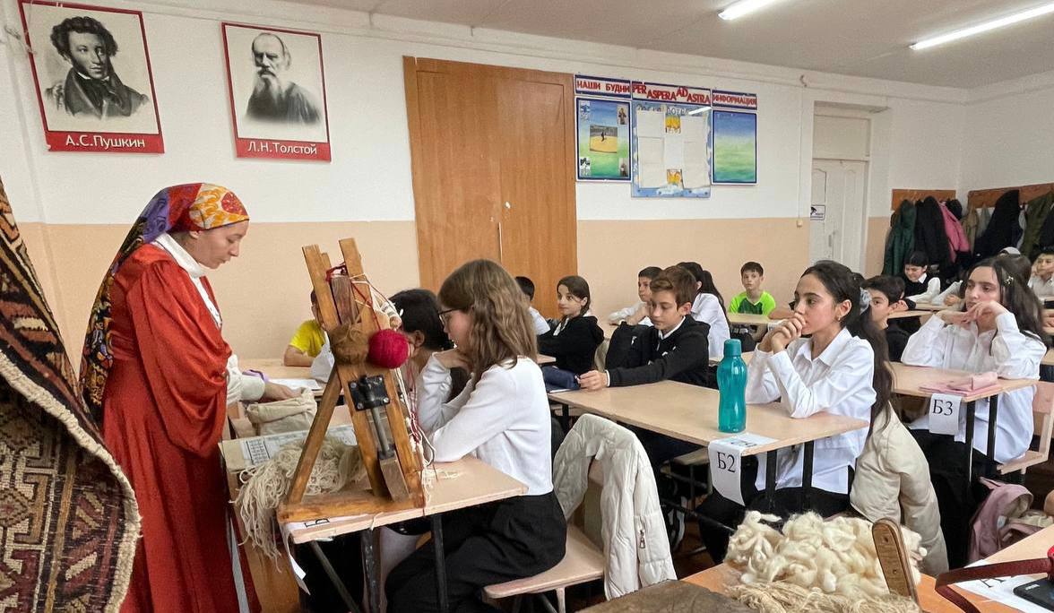 В детских садах и школах Махачкалы проходят мастер-классы по народным художественным промыслам
