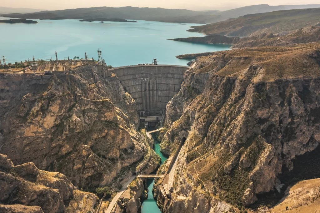 Чиркейская ГЭС — cамая мощная гидроэлектростанция на Северном Кавказе, имеет самую высокую в стране арочную плотину.