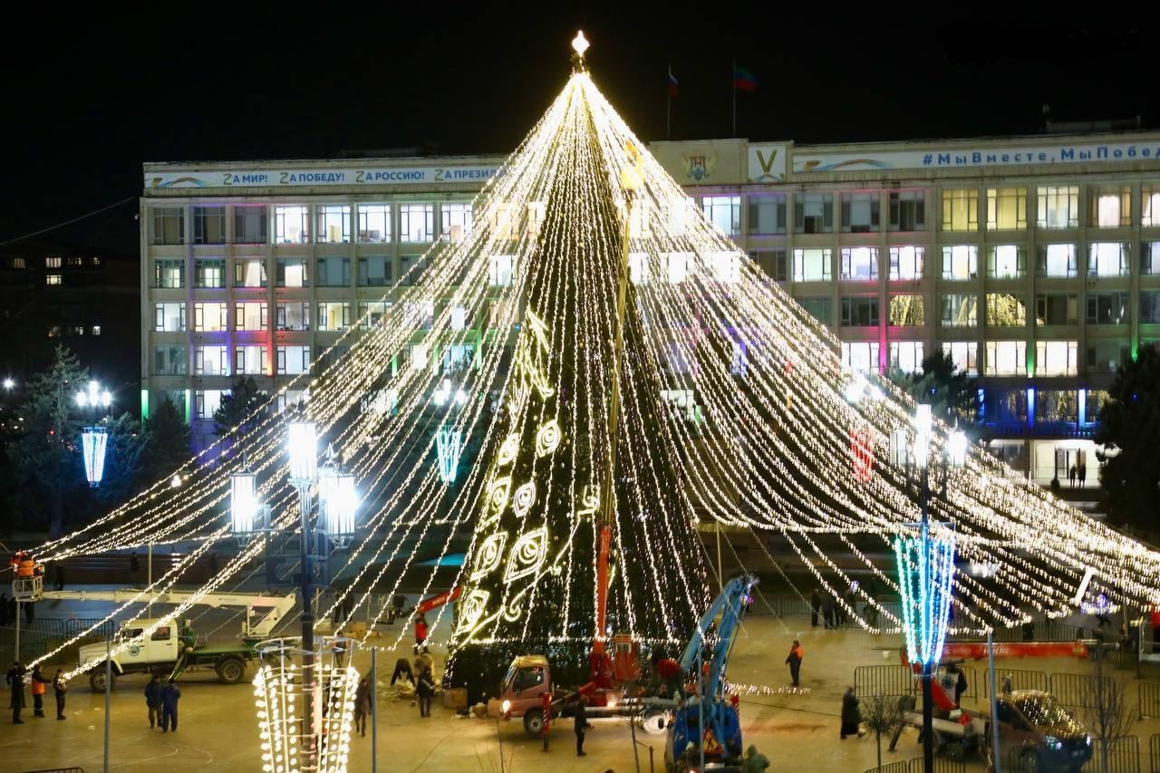 Махачкалинцев и гостей столицы приглашают на торжественное открытие новогодней ёлки