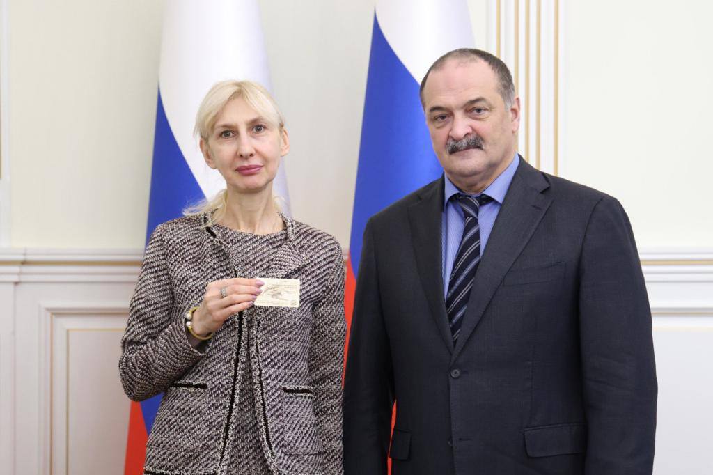 Сергей Меликов вручил председателю общественного совета при Минтуризме РД Зюльмире Ханбабаевой членский билет Русского географического общества