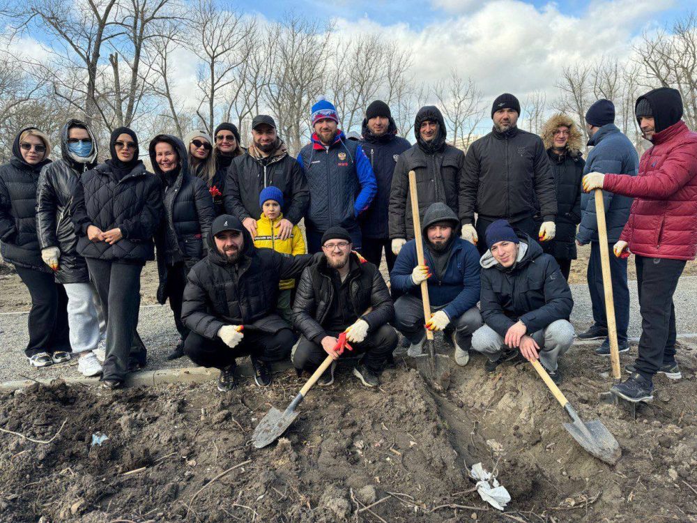 Сегодня в Махачкале прошли масштабный общегородской субботник и экологическая акция «Махачкала – зелёный город», приуроченная к Году семьи.
