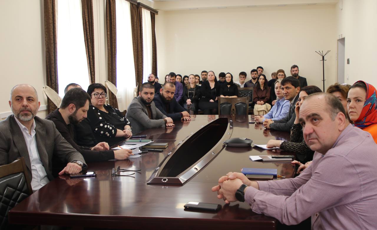 Прямо сейчас коллектив Министерства по туризму и народным художественным промыслам  Республики Дагестан смотрит Послание Президента России Владимира Путина Федеральному Собранию в прямом эфире.