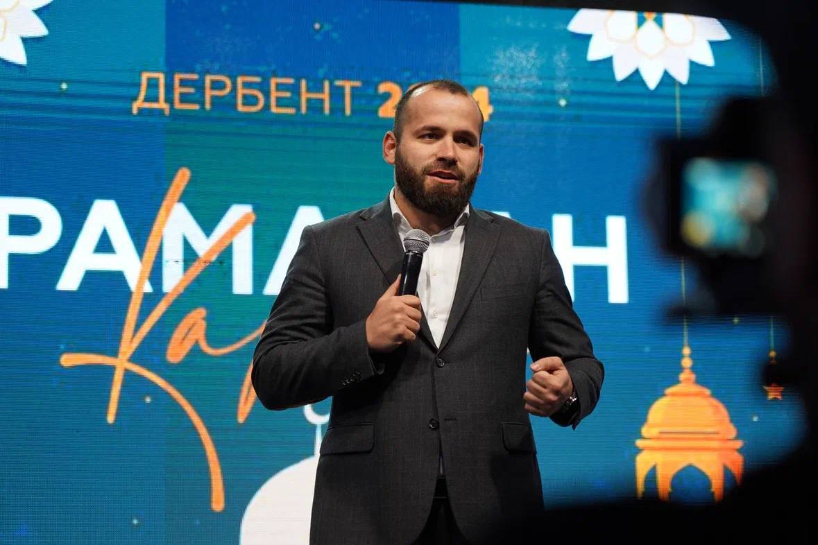 Сегодня, 11 марта, на  площади в Дербенте состоялось открытие мероприятий, посвященных священному месяцу Рамадан. В торжественном открытии принял участие министр по туризму и НХП РД Эмин Мерданов.