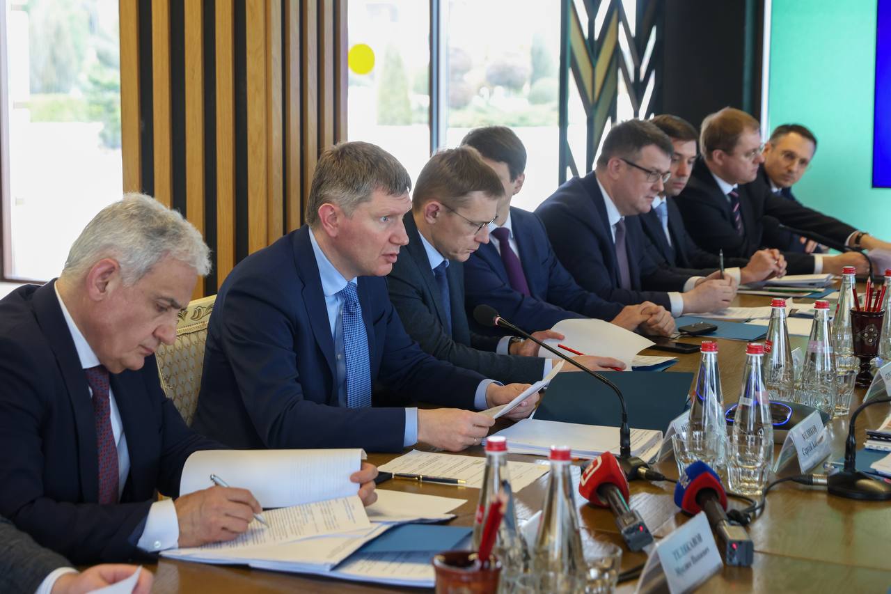 Дагестан показывает рост по многим экономическим направлениям, в том числе промышленному производству и сельскому хозяйству, инвестиционному развитию и туризму.