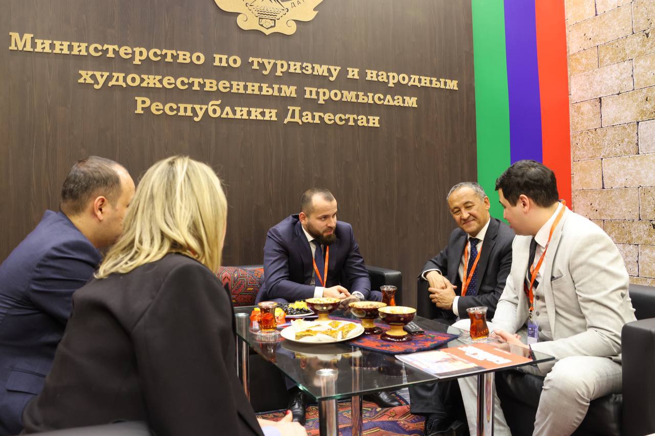 Представители Узбекистана  во главе с начальником Управления  транспортной логистики Комитета по туризму Узбекистана Шухратом Исакуловым посетили стенд Республики Дагестан