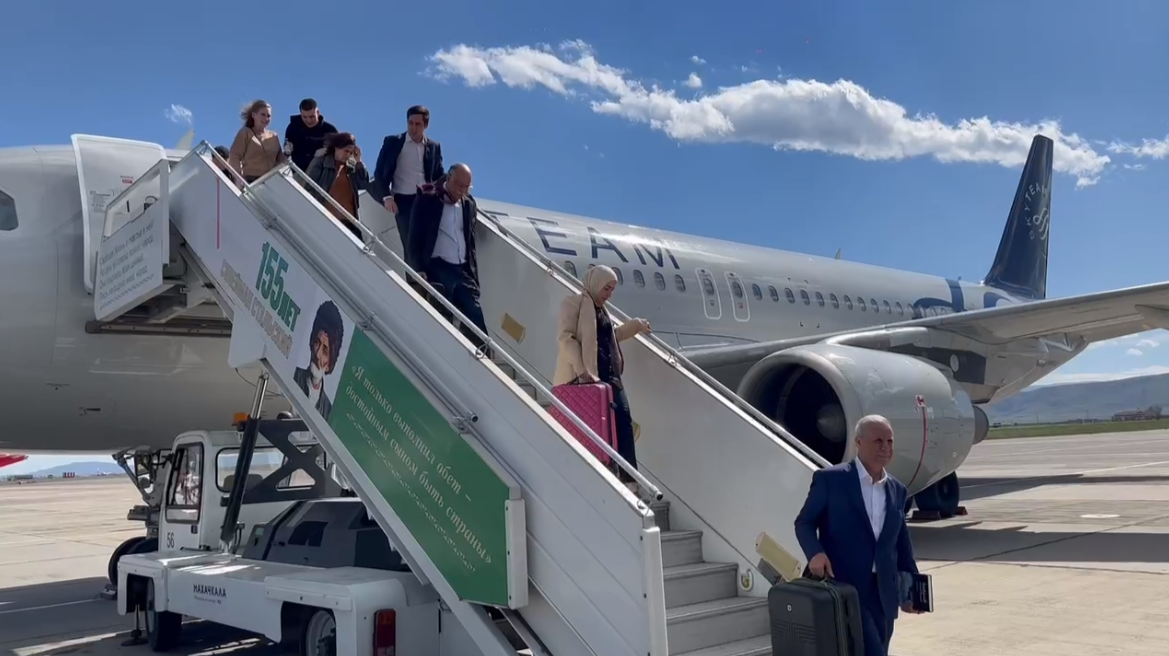 Министр  по туризму и НХП РД Эмин Мерданов встретил в махачкалинском аэропорту Посла Республики Ирак в России Кахтана Таху Халафу Джанаби и его супругу.