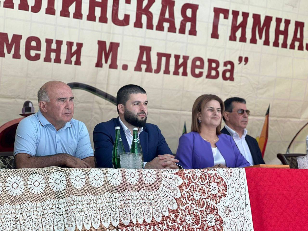 Магомед Габибуллаев принял участие в праздничной линейке, посвященной последнему звонку