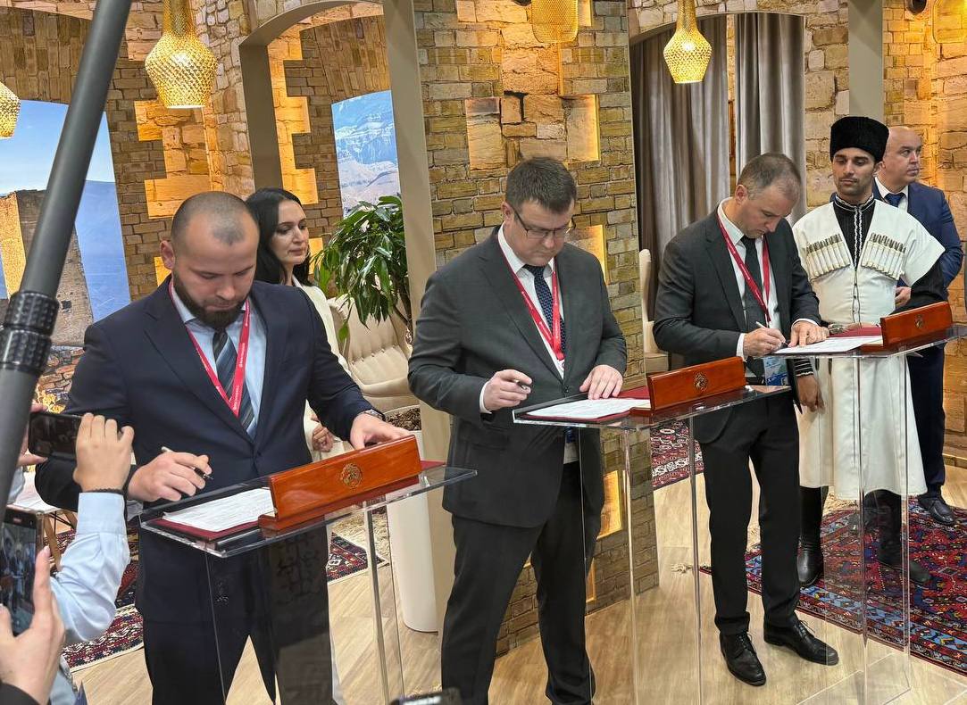 На КИФе состоялась торжественная церемония подписания соглашения об осуществлении туристско-рекреационной деятельности
