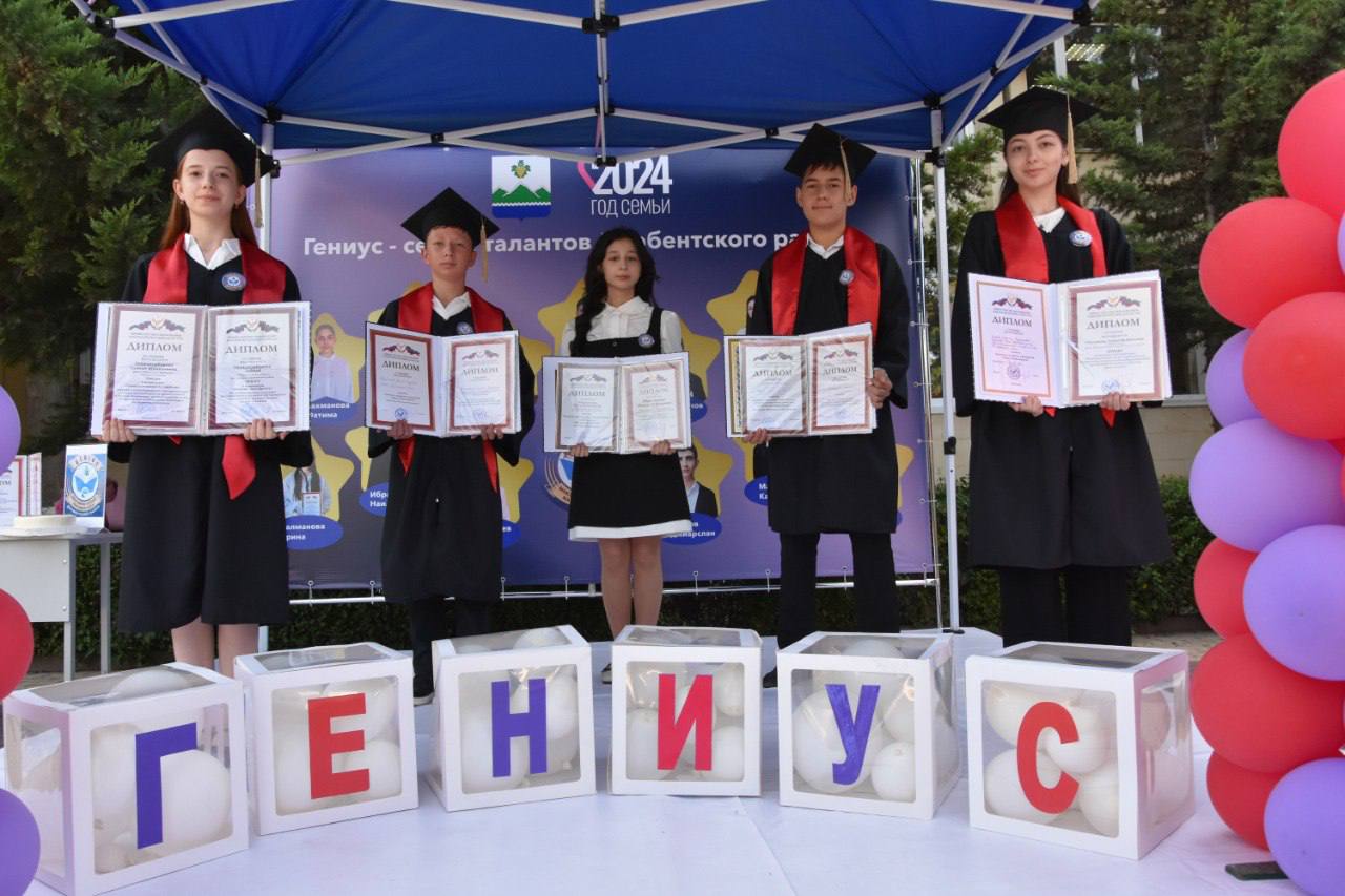 Эмин Мерданов посетил театрализованные площадки, развернутые во дворе администрации Дербентского района к августовскому совещанию