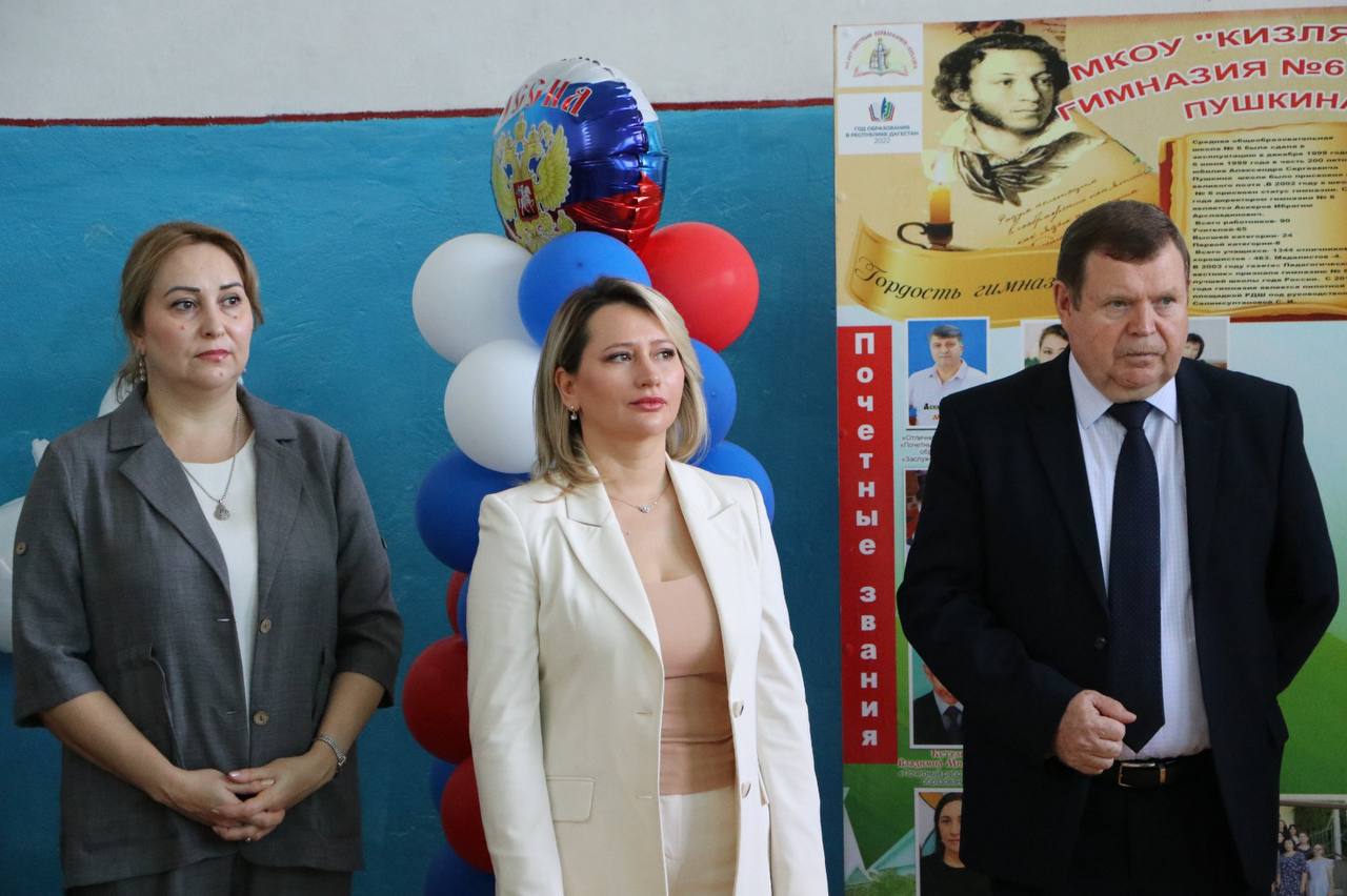 Анна Безрукова приняла участие в торжественной линейке, посвященной Дню знаний