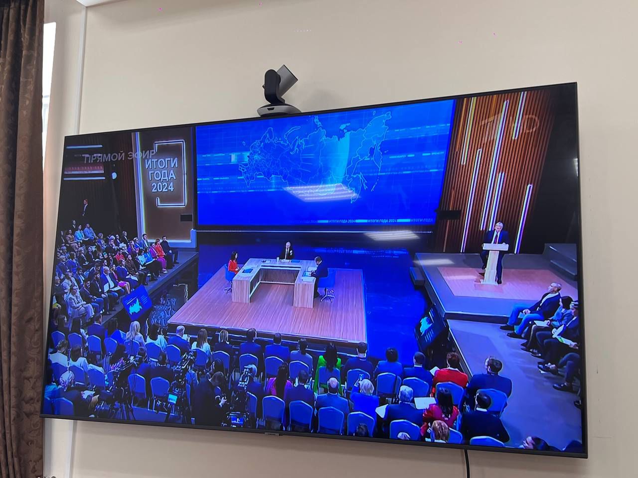 Коллектив Министерства по туризму и НХП РД следит за  прямой линией Президента России