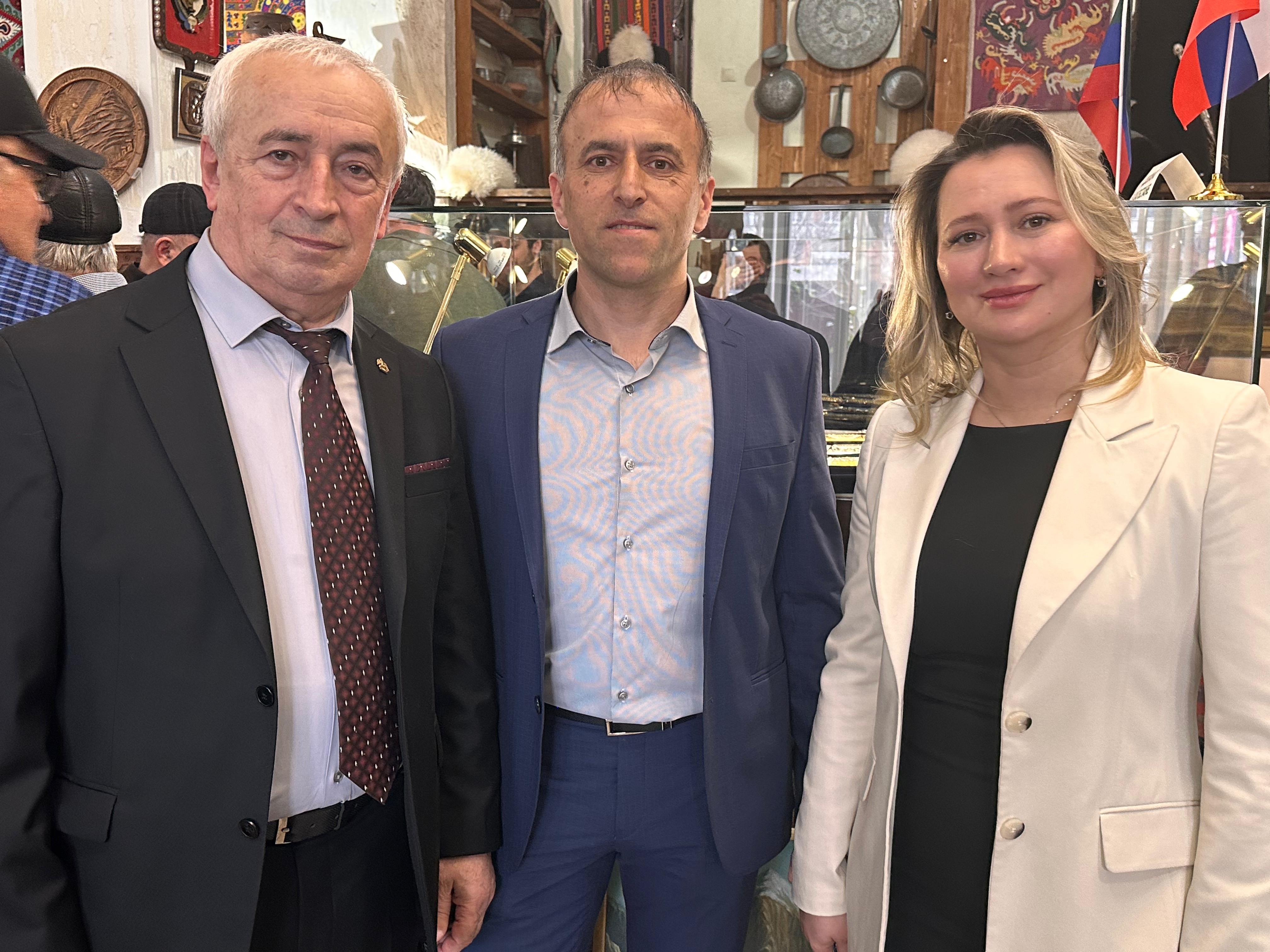 В Махачкале открылась персональная выставка ювелира Курбана Алмасова