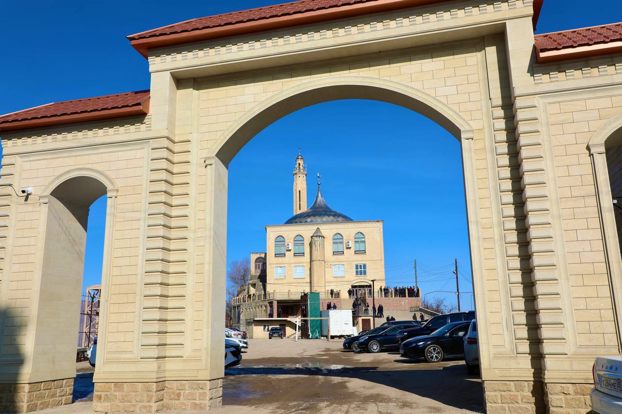 В Акушах благоустроили территорию вокруг древней мечети