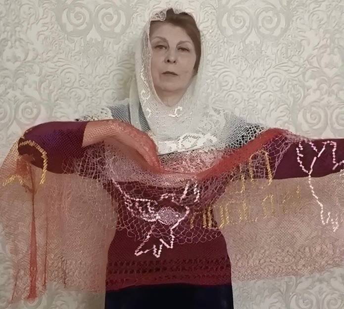 Эстафета памяти и гордости продолжается: платок-послание от Нурии Сейфулиной стал новым звеном в цепи, посвящённой 80-летию Великой Победы