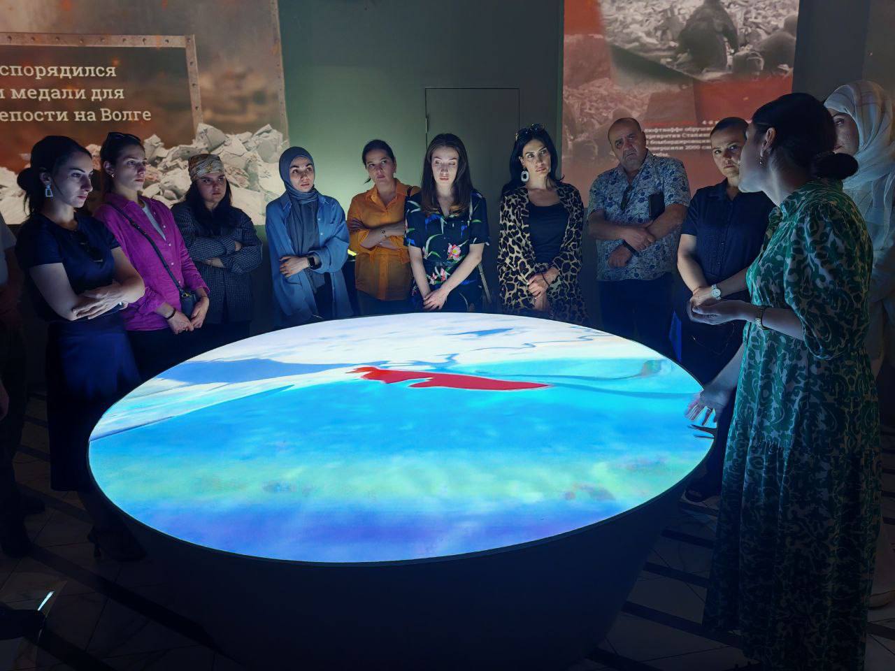 Коллектив Минтуризма РД посетил мультимедийную выставку, приуроченную к 80-летию Победы