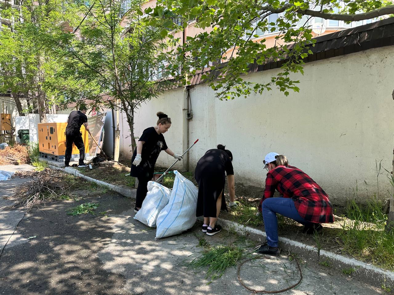 Коллектив Минтуризма РД принял участие в общегородском субботнике