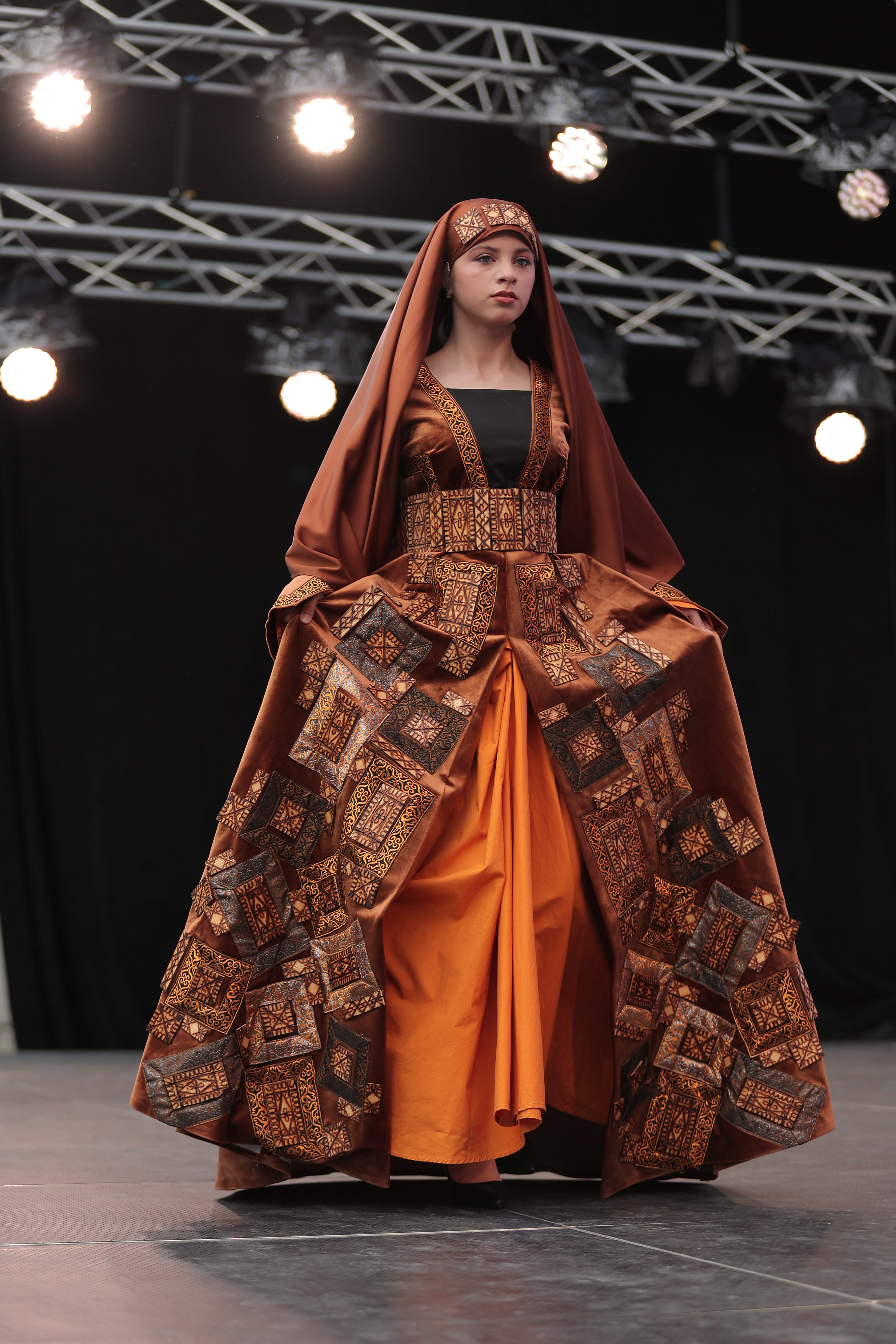 В Махачкале состоялся модный показ в рамках закрытия форума «Открытый Дагестан» и фестиваля «Хранители традиций»