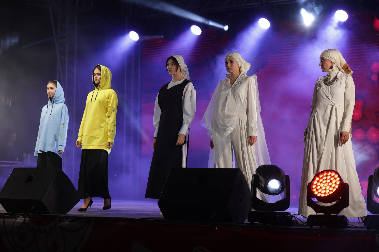 Современный взгляд на наследие: дизайнерский показ на фестивале «Хранители традиций»